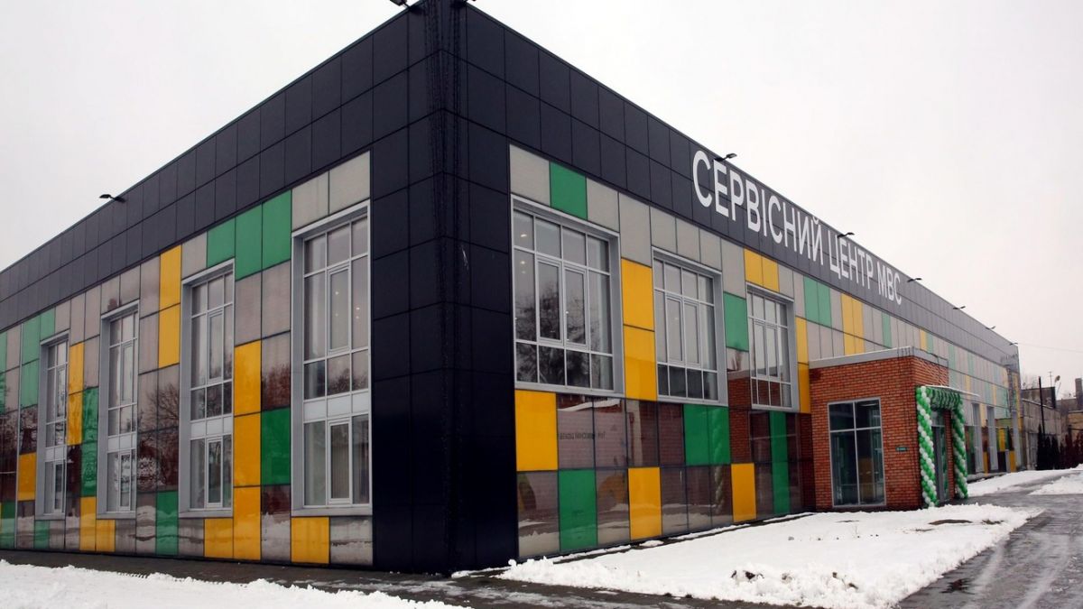 Заступник голови Сервісного центру МВС отримав розкішний будинок у подарунок