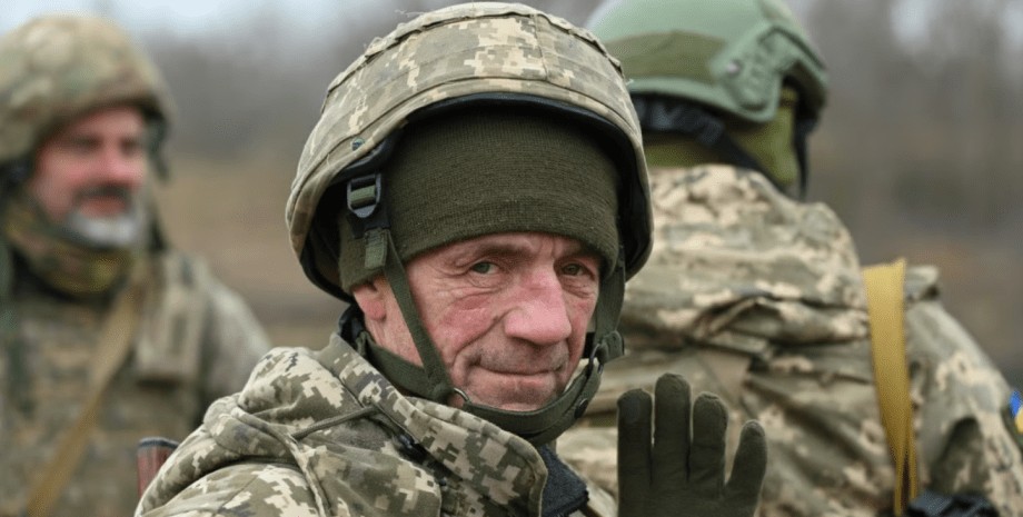 Мобілізація в Україні: що робити, якщо вам за 60 і ви отримали повістку
