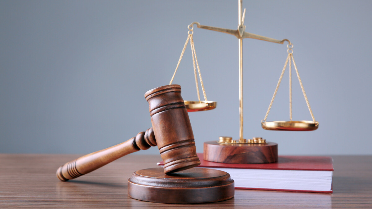 Суд визнав винним посадовця, який змушував слюсарів працювати на дачі