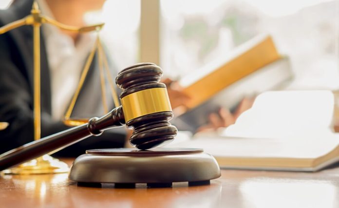 Адвокат «бронював» від армії за 15 тисяч доларів — суд призначив штраф