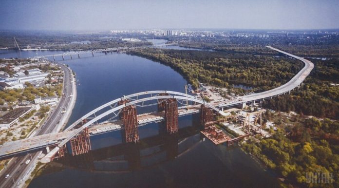 Без конкуренції та з бюджетом у мільярд: компанія Шкиля знову отримала підряд на Подільський міст