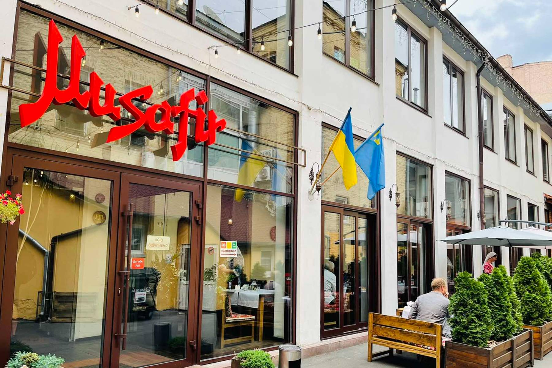 Пожежа в центрі Києва: склад ресторану Мусафір загорівся в житловому будинку