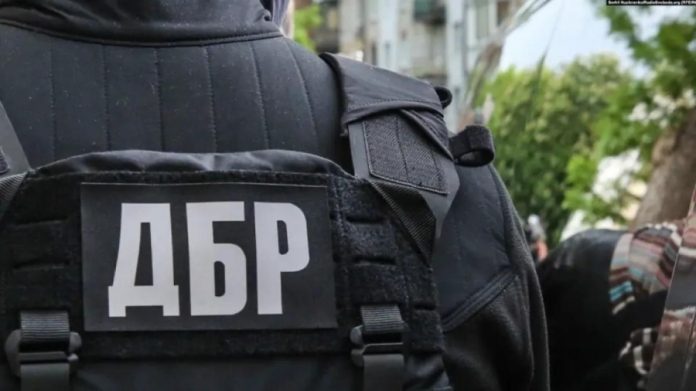 ДБР затримало офіцера, який примушував підлеглих будувати його маєток на Львівщині ДБР затримало офіцера, який примушував підлеглих будувати його маєток на Львівщині