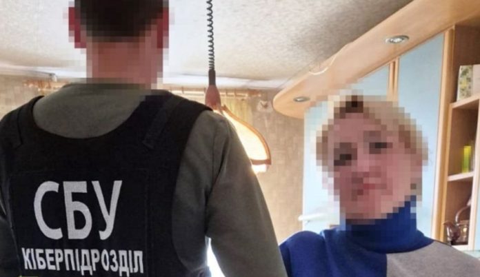 СБУ затримала працівницю банку, яка передавала російській спецслужбі дані про військовослужбовців СБУ затримала працівницю банку, яка передавала російській спецслужбі дані про військовослужбовців
