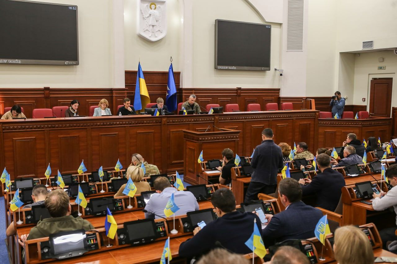 Основними питаннями позачергової сесії Київради 9-го жовтня стануть “розподіл бюджетів та посад” –  джерела