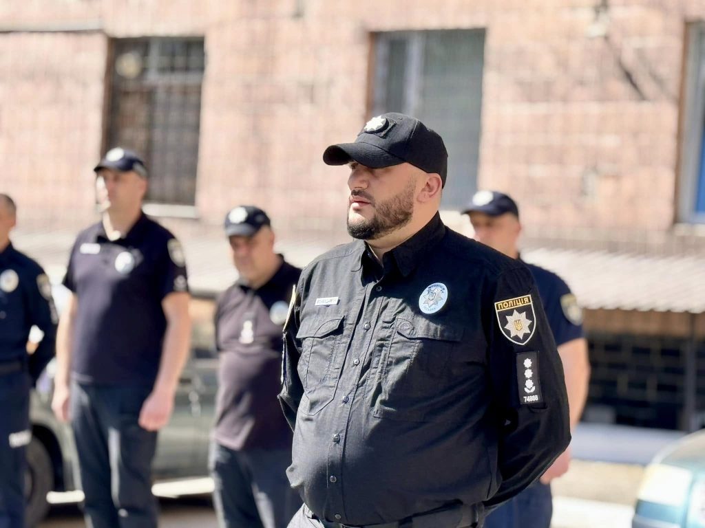 Родина начальника поліції мешкає у службовій квартирі та зберігає понад мільйон заощаджень