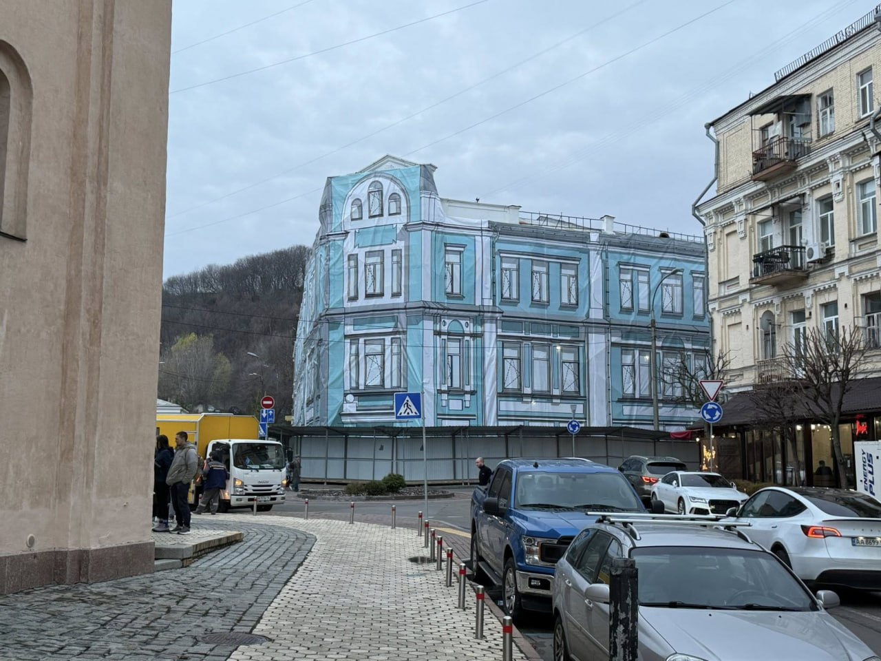 На Подолі почали розбирати історичну будівлю Ткацького цеху
