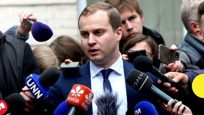 Відставка Андрія Синюка та критика інституційних рішень у контексті 