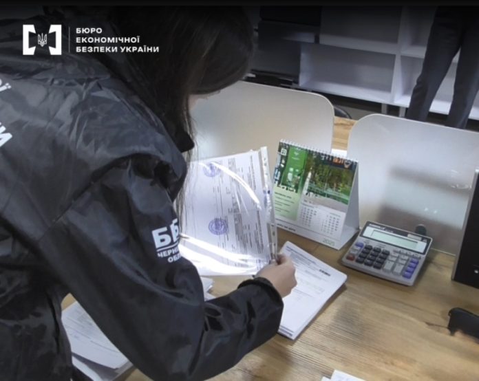 Мережу продуктових магазинів у Чернівецькій області перевіряють через ухилення від податків