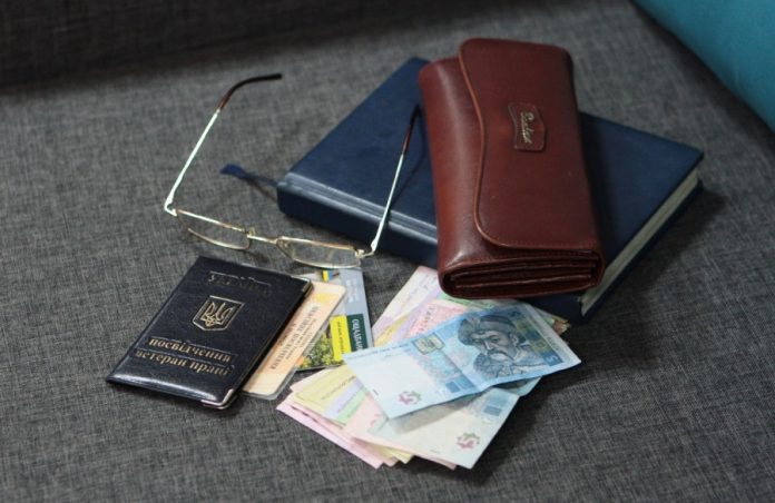 Помилки та формальні підстави: чому в Україні все частіше зупиняють пенсійні виплати