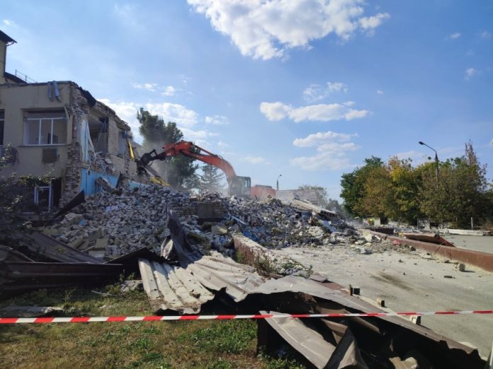 Відбудова лікарні в Ізюмі: між нагальною потребою та сумнівами щодо прозорості витрат