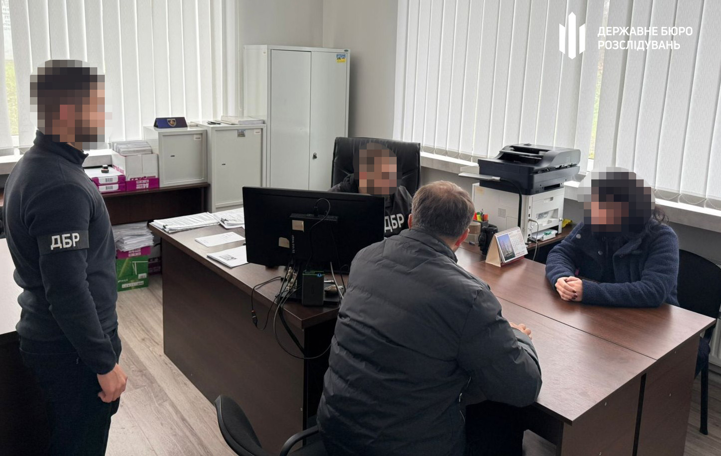 Податківицю викрили у брехні в декларації та спробі втечі за кордон