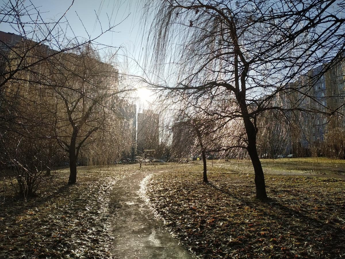 Перед вихідними без дощів і снігу: якою буде сьогодні погода