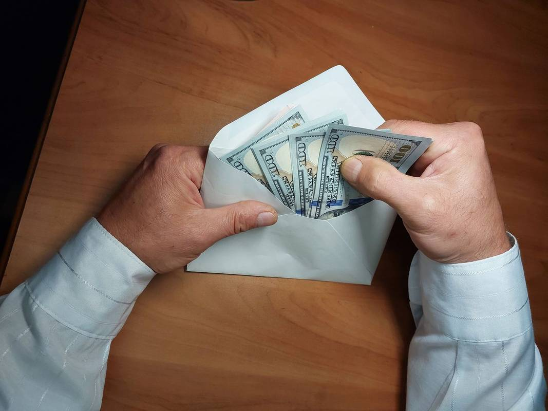 Нерухомість і автомобіль без доходів: НАЗК викрило закарпатського митника