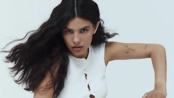 Мішель Андраде показала нові кадри з відпочинку на Балі та звернула увагу на власний бренд білизни