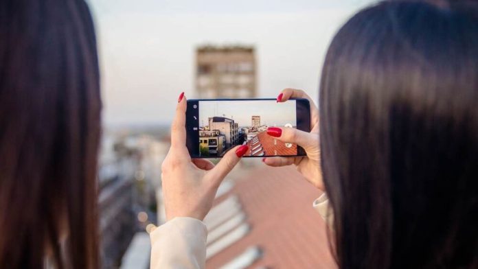 Чи справжня загроза стеження через камеру смартфона?