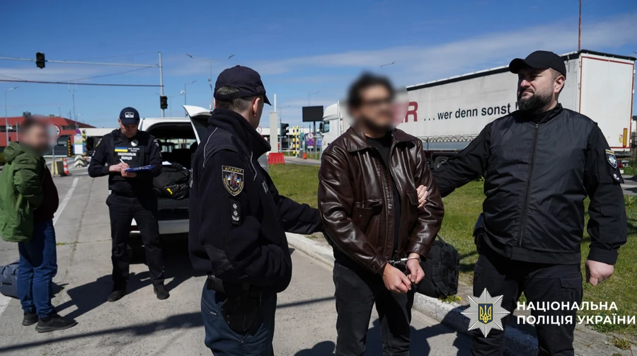 Поліція викрила шахраїв, які збирали гроші на авто для ЗСУ під виглядом відомих фондів