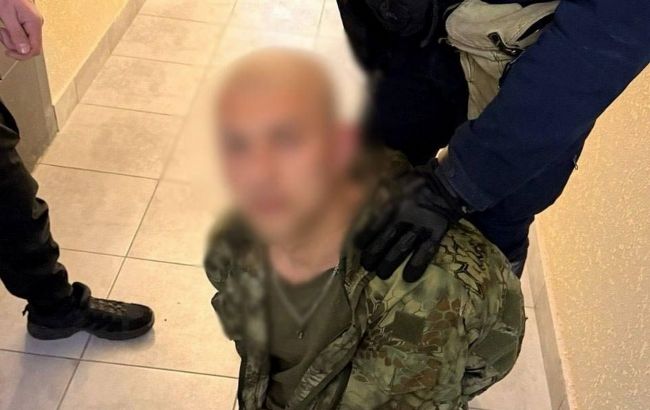 У Києві чоловік зі зброєю ходив по ЖК