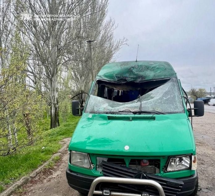 Рейсовий мікроавтобус під атакою FPV-дронів на Дніпропетровщині