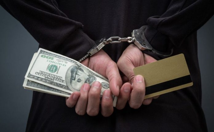 Службовці СБУ затримані на Полтавщині за хабар у 110 тисяч доларів