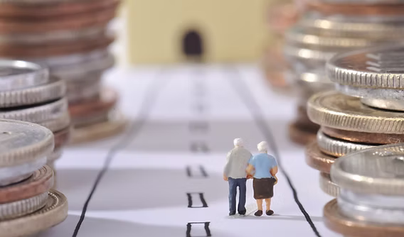 Виїхав з України — пенсію заберуть? Нові правила для біженців