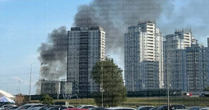 Чорний дим над Осокорками: що стало причиною пожежі на лівому березі Києва