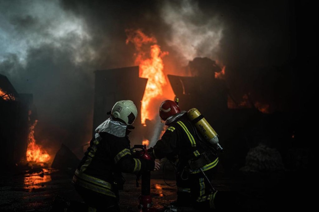 Російські дрони атакували промислове підприємство на Полтавщині, спалахнула пожежа