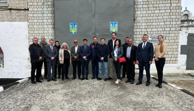 Київ запрошує міжнародних дипломатів в табір військовополонених: крок, на який не наважується Кремль