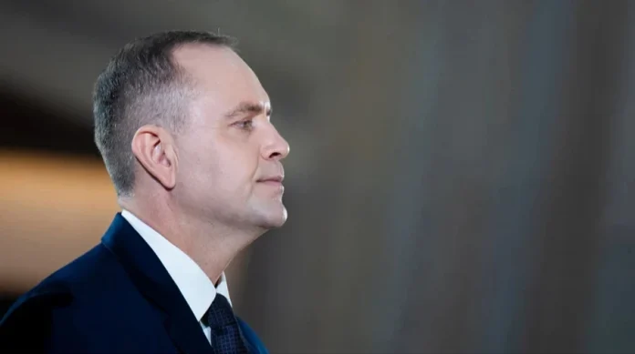 Президент Польщі Кароль Навроцький встановив новий рекорд довіри серед політиків, набравши 54,8% підтримки, що є найкращим показником за всю історію подібних опитувань. Згідно з дослідженням, проведеним IBRiS для видання Onet, його рейтинг зріс на 8,4 відсоткових пункти за місяць, що стало однією з найзначніших змін у політичних оцінках в Польщі за останні роки.