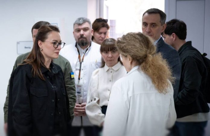 Уряд України продовжує фінансування медичних закладів в зоні бойових дій
