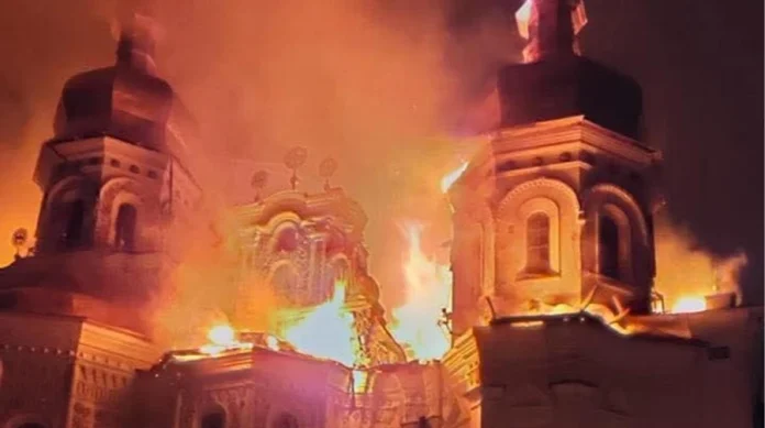В Києво-Печерській лаврі сталася пожежа: вогонь знищив дах Успенського собору