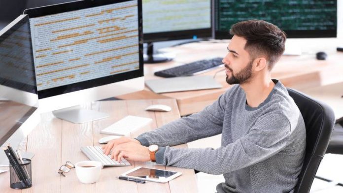 В Україні триває скорочення в IT-сфері: хто найбільше страждає та чому штучний інтелект не відіграє ключової ролі