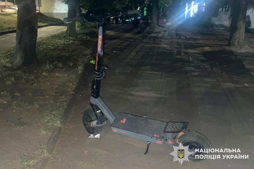 13-річний на самокаті зламав жінці обидві руки: поліція б’є на сполох через нову загрозу на дорогах
