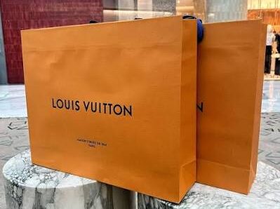 Суд закрив справу проти адвоката, який вдарив жінку пакетом Louis Vuitton