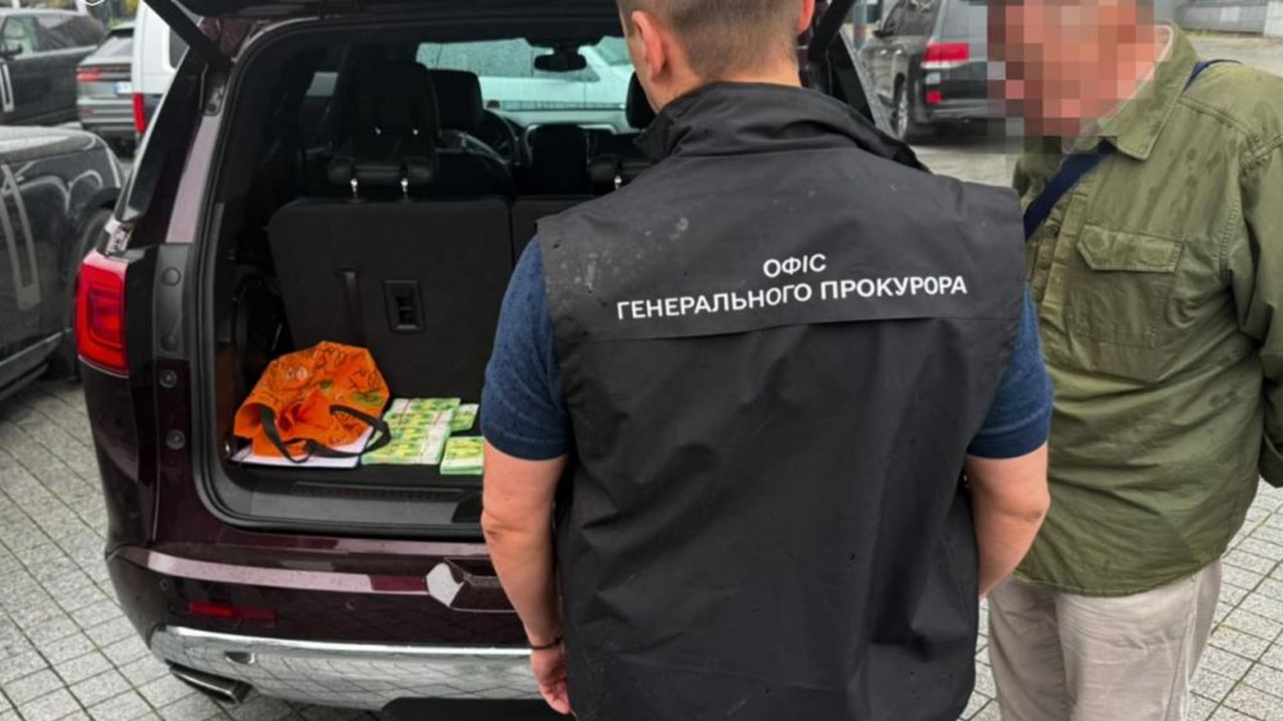 Хабар на дронах для фронту: радницю ТПП та її сина підозрюють у схемі на €100 тисяч