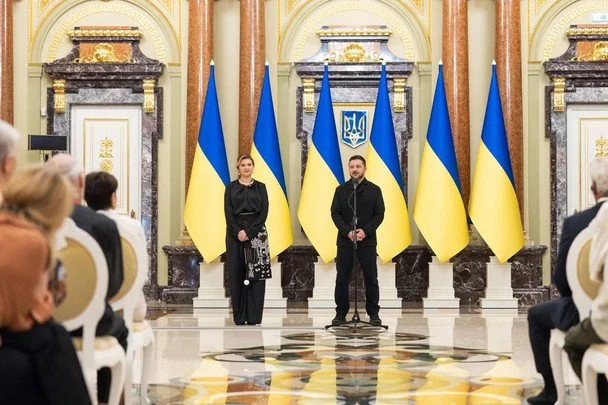 Чорний total look і символічна вишивка: Олена Зеленська вразила образом на «Національній легенді України»
