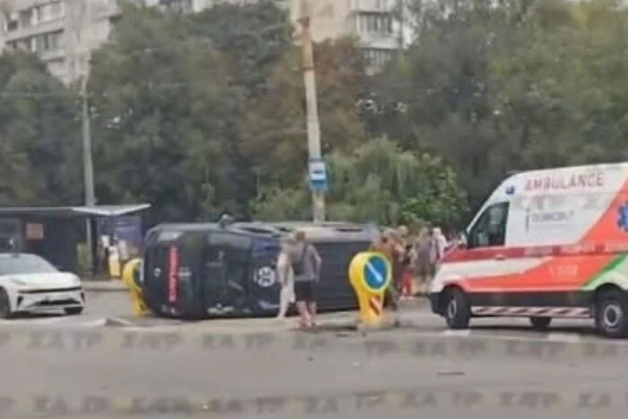 Масштабна ДТП у Києві: медичний мікроавтобус перекинувся посеред Вишгородської, людей діставали із салону