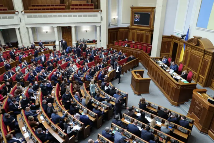 Не відпустили з першого разу: у Раді знову взялися за мандати двох «слуг народу»