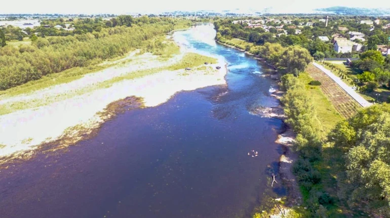 Критичне маловоддя: рівень Дністровського водосховища опустився до історичного мінімуму