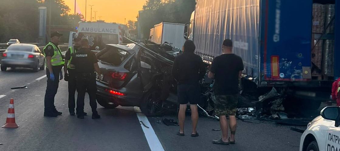Трагедія на Житомирському шосе: Audi врізалась у вантажівку, загинули молода жінка та 2-річна дитина