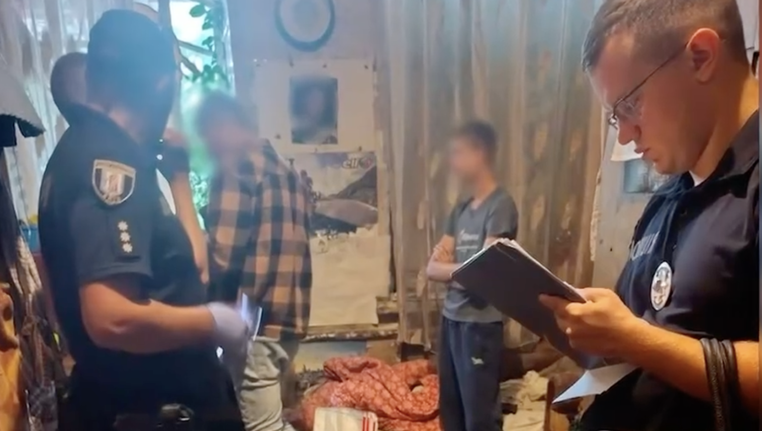 Кастет і ніж у центрі Києва: двоє підлітків жорстоко нападали на жінок на Подолі