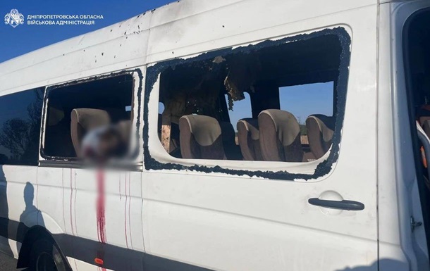 Дрон РФ влучив у рейсовий автобус на Нікопольщині: п’ятеро загиблих, семеро поранених