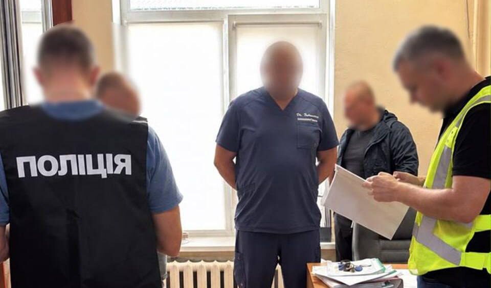 «Плати або втратиш бронь»: у київській лікарні викрили побори з хірургів