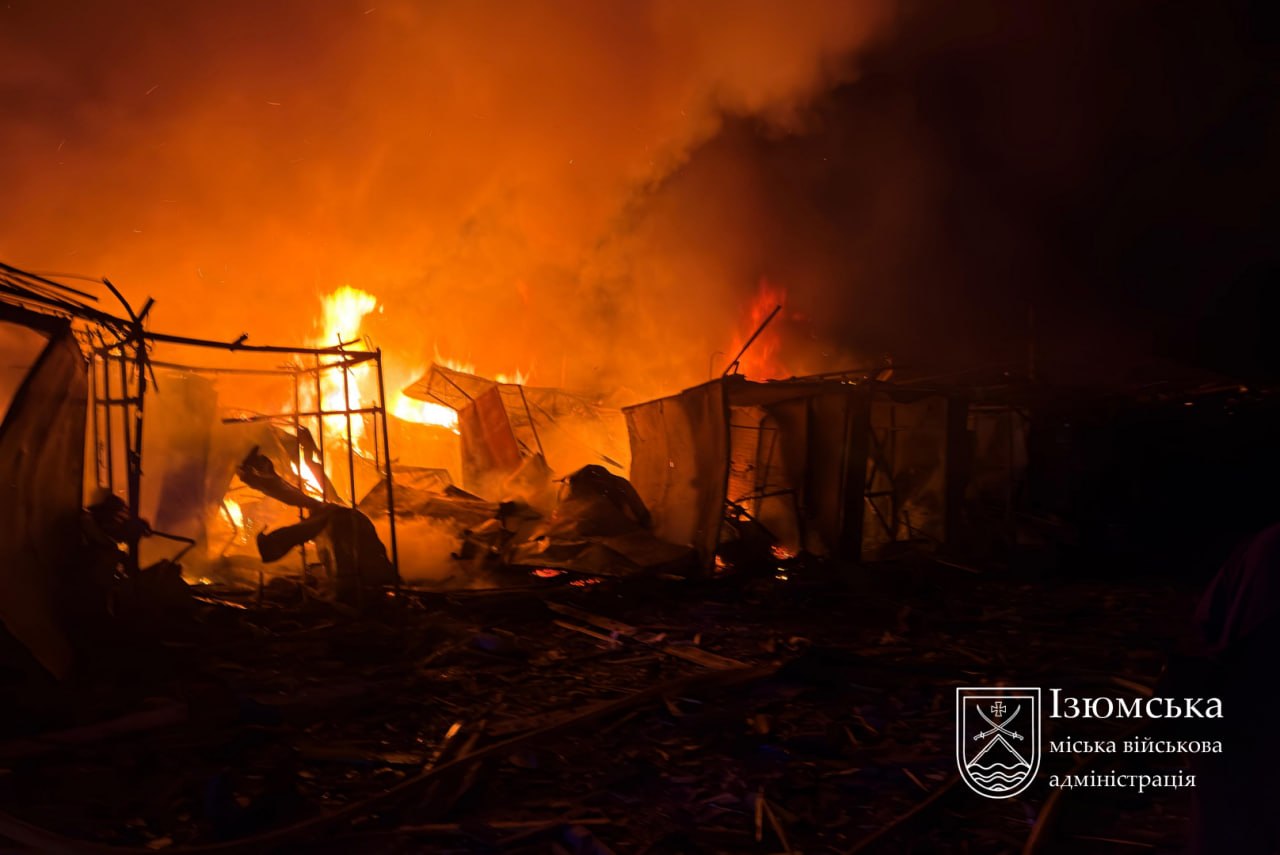 Ринок в Ізюмі палав після РСЗВ, «Столичний» під Києвом атакував дрон: що відомо