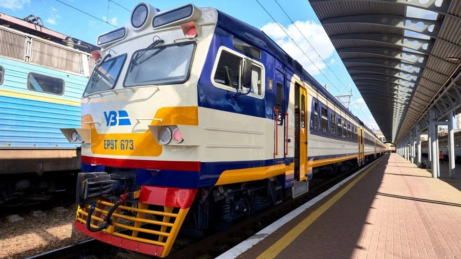 Мости перекриті, але електричка їде: Kyiv City Express з’єднує два береги Києва
