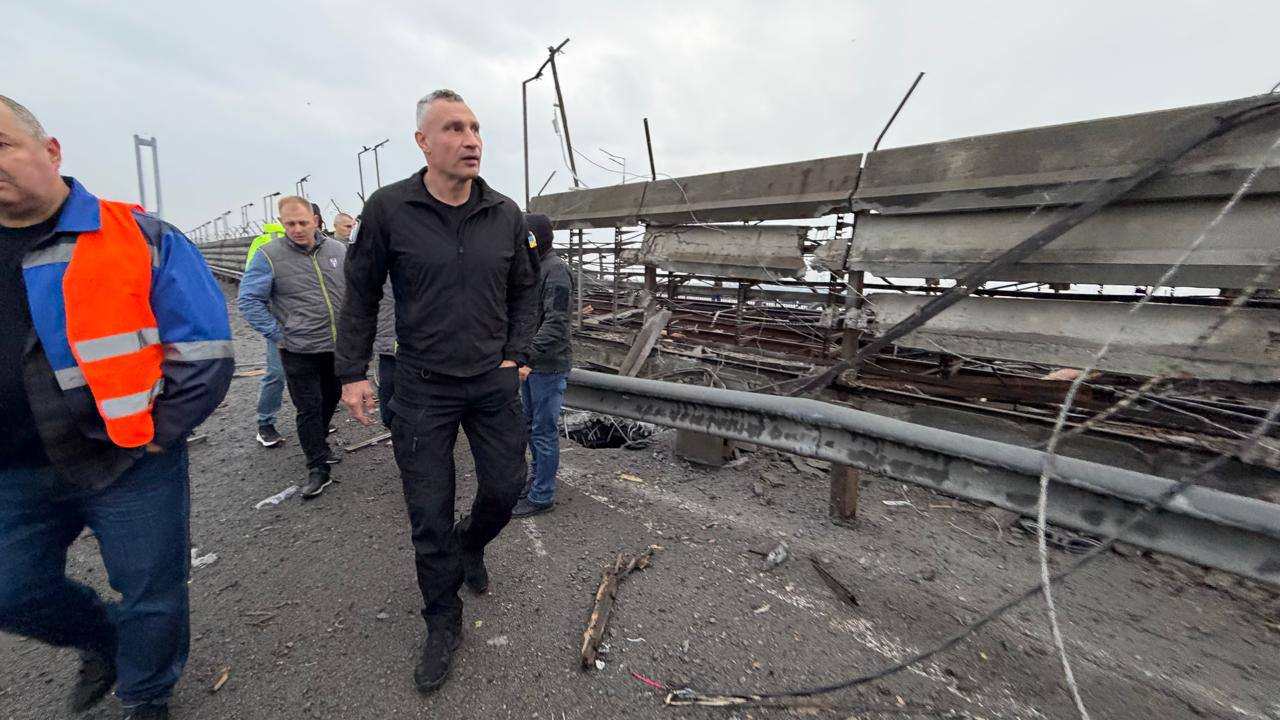 Ракетний терор столиці: балістичний удар пошкодив Південний міст, рух транспорту та поїздів метрополітену паралізовано