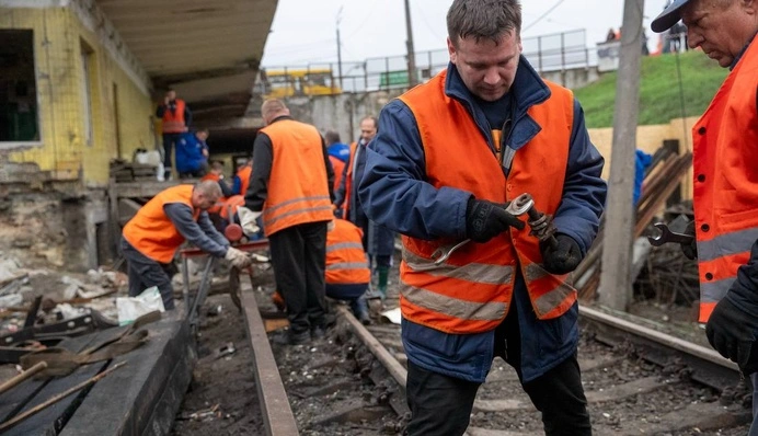 Після руйнувань від атаки РФ у Києві відкривають «Чернігівську»