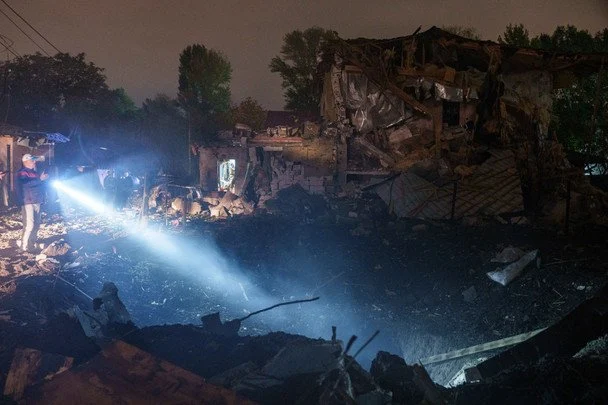 Росія вдарила балістикою по Києву: загиблий, 24 постраждалих і масштабні руйнування у шести районах