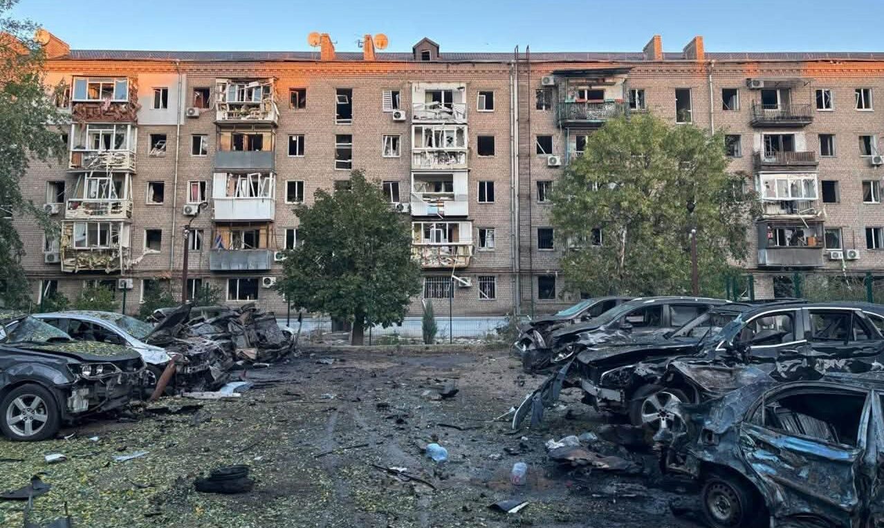 Палає «Епіцентр», зруйновані будинки, є загиблі: наслідки масованої атаки РФ на Україну