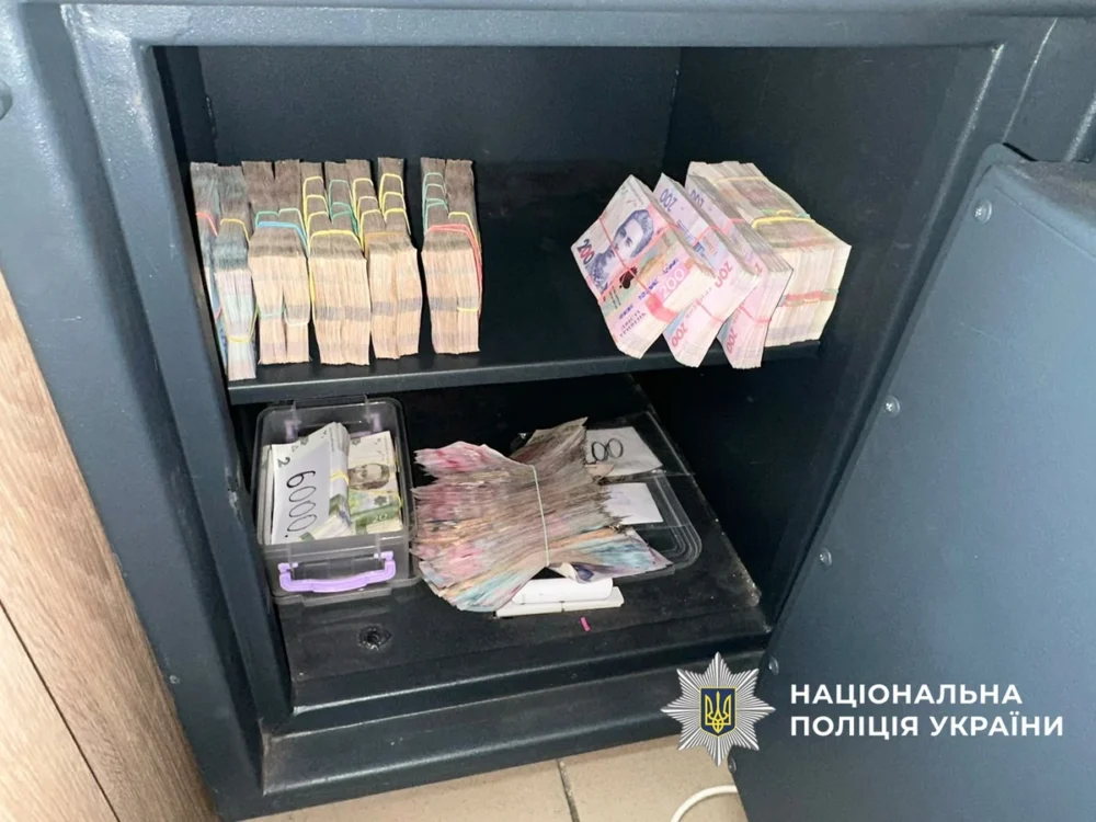 Замість побачення — порожній рахунок: як шахраї під виглядом жінок обдурили щонайменше 80 людей